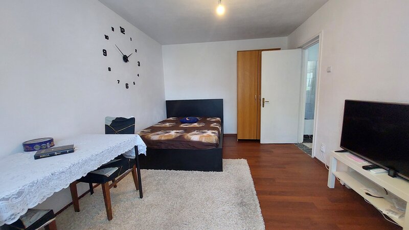 Titan, apartament 2 camere decomandat, et. 3 metrou 1 Decembrie Trapezului.
