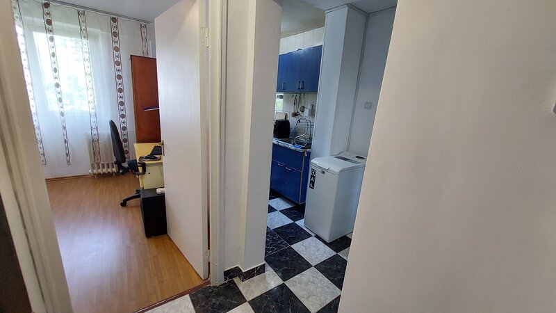 Titan, apartament 2 camere decomandat, et. 3 metrou 1 Decembrie Trapezului.
