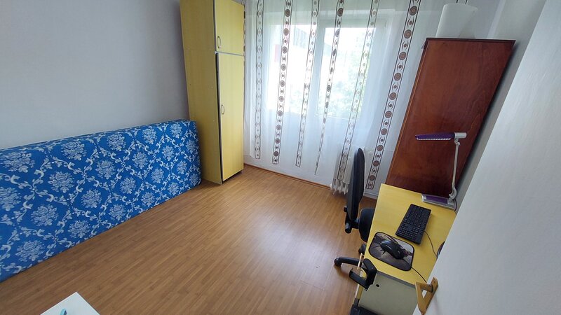 Titan, apartament 2 camere decomandat, et. 3 metrou 1 Decembrie Trapezului.