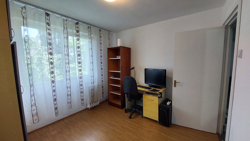 Titan, apartament 2 camere decomandat, et. 3 metrou 1 Decembrie Trapezului.