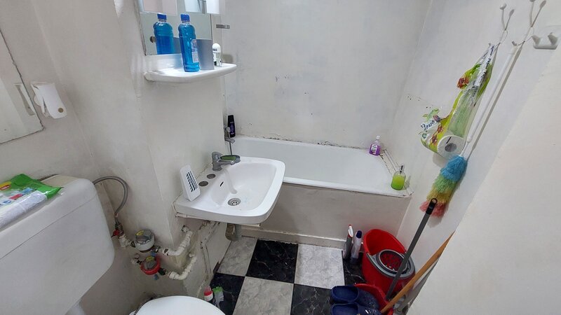 Titan, apartament 2 camere decomandat, et. 3 metrou 1 Decembrie Trapezului.