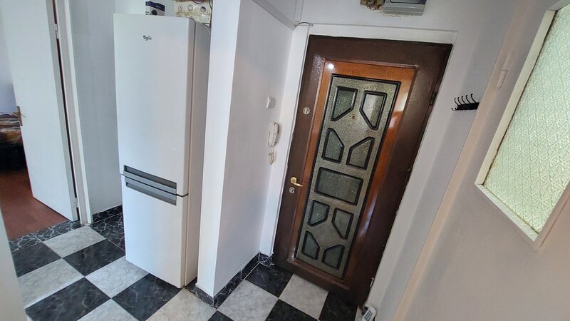 Titan, apartament 2 camere decomandat, et. 3 metrou 1 Decembrie Trapezului.