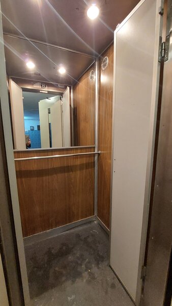 Titan, apartament 2 camere decomandat, et. 3 metrou 1 Decembrie Trapezului.