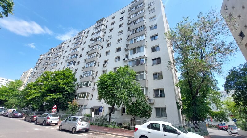 Titan, apartament 2 camere decomandat, et. 3 metrou 1 Decembrie Trapezului.